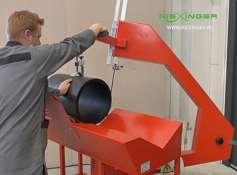 Ленточная пила BSM 450 в работе. Резка полимерной трубы